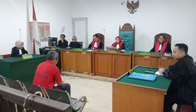 Suasana persidangan penipuan perjalanan umroh.