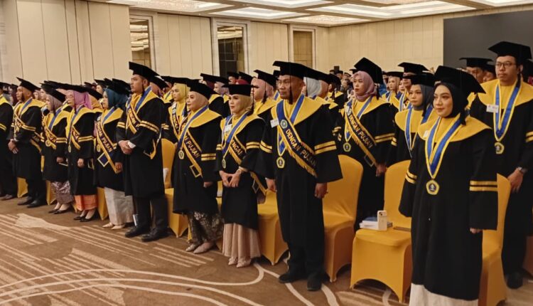 Suasana wisuda di Universitas PGRI Palembang.