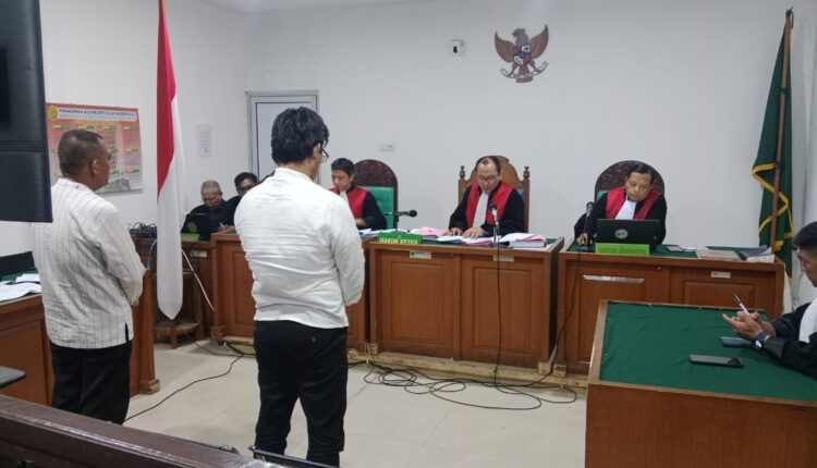 Suasana persidangan kedua terdakwa dihadirkan disidang untuk mendengarkan pembacaan putusan.