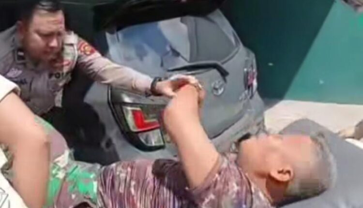 Anggota TNI yang tumbang diselamatkan polisi.