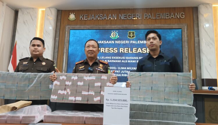 Kepala Kejari Palembang Hutamrin, didampingi Kepala Seksi Pengelolaan Barang Bukti dan Rampasan (PB3R) Fajar Dian Pratama serta Kasubsi Intelijen Fahri, saat gelar konferensi pers di Kejari Palembang.