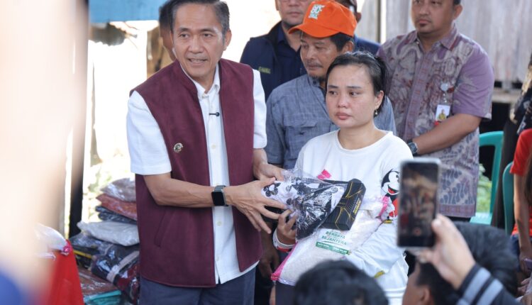 Walikota Palembang Ratu Dewa salurkan bantuan kepada korban kebakaran.