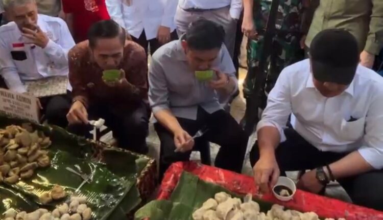 Wakil Presiden RI, Gibran Rakabuming Raka saat mencicipi pempek tumpah di Pasar 16 Ilir Palembang. (Foto: Tia)