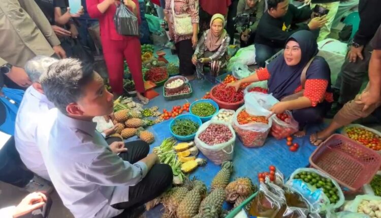 Wapres Gibran saat berdialog dengan pedagang di Pasar 16 Ilir, Palembang. (Foto: Tia)