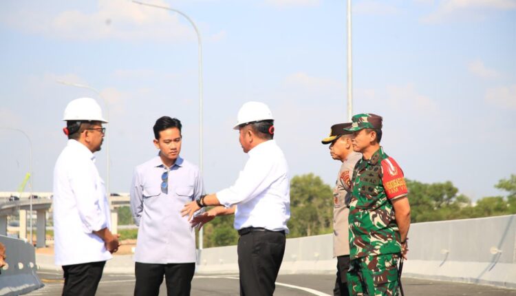 Wakil Presiden RI Gibran Rakabuming Raka didampingi Gubernur Sumsel, Herman Deru saat meninjau lokasi proyek strategis nasional tersebut di Kabupaten Ogan Ilir. (Foto: Pemprov Sumsel)