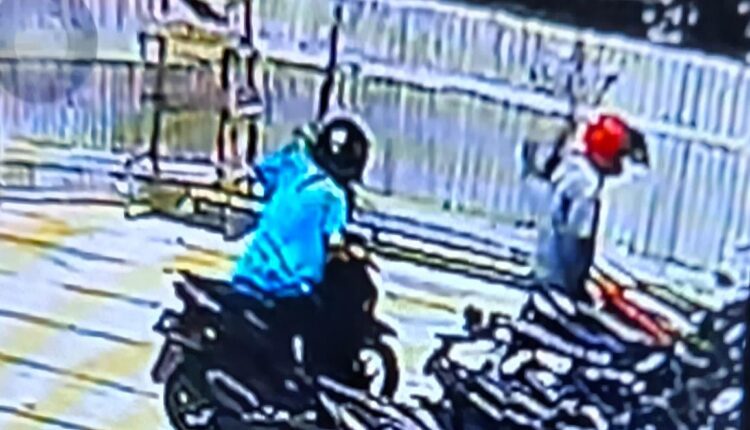 Dua pelaku pencurian terekam kamera CCTV.