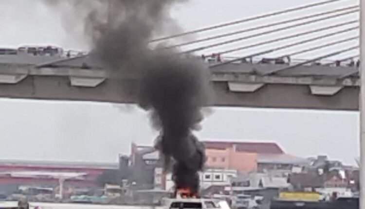 Kapal penumpang milik PT OKI Pulp dan Paper terbakar di perairan Sungai Musi. (Foto: KSOP Palembang)