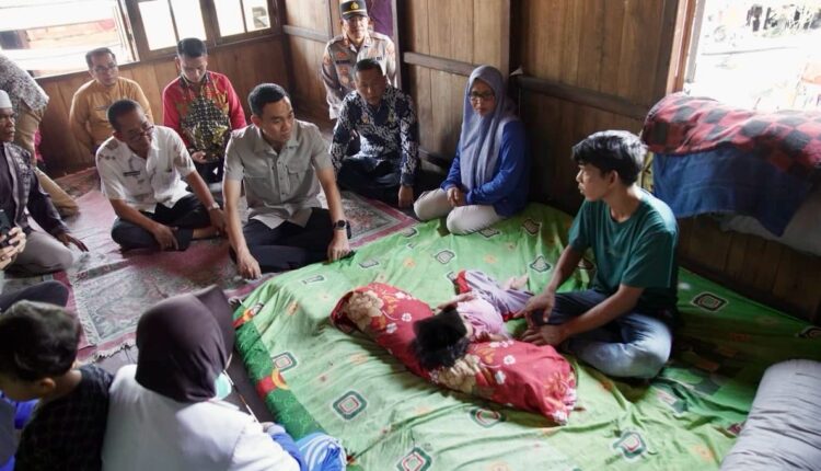 Bupati OKI, Muchendi saat menyambangi rumah Balita yang lahir tanpa memiliki lubang anus.