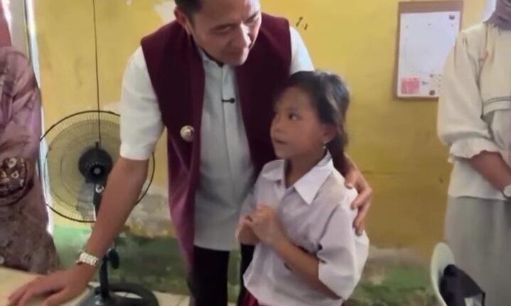 Wali Kota Palembang, Ratu Dewa saat melakukan kunjungan di salah satu SD di Plaju, Kota Palembang.