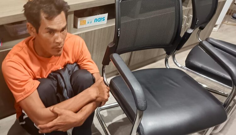 Pelaku saat diamankan Polisi.