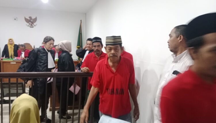 Enam tersangka saat memasuki ruangan persidangan.