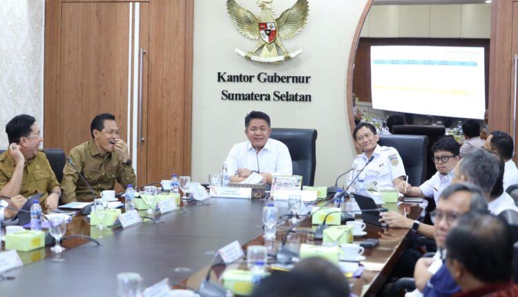 Gubernur Sumsel, Herman Deru saat memimpin rapat Tindak Lanjut Memorandum of Understanding (MoU) pembangunan flyover pada perlintasan sebidang kereta api di Kabupaten Muara Enim. (Foto: Pemprov Sumsel)