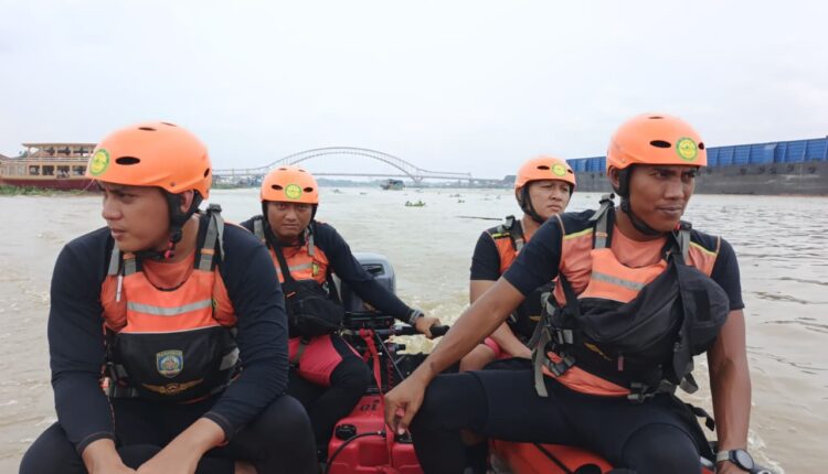 Tim SAR Gabungan saat melakukan pencarian terhadap korban di Sungai Musi. (Foto: Basarnas Palembang)