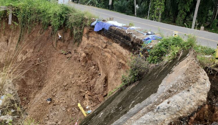 Curah hujan tinggi sebabkan longsor susulan di Desa Tanjung Raya, akses utama terancam putus, rumah warga dan balai desa ikut terdampak. 