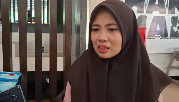 Veni guru sejarah yang diduga mengalami diskriminasi dan intimidasi oleh pihak sekolah.