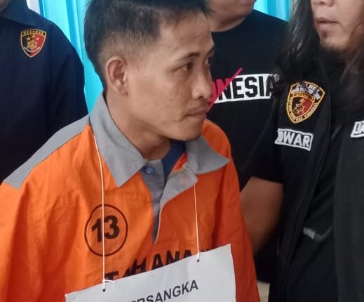 Pelaku pembunuhan menggunakan Senpira di wilayah Sungai Jeruju, Kecamatan Cengal, saat diamankan ke Polres OKI.