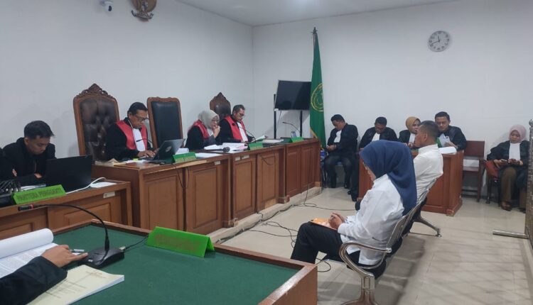 Dua terdakwa Kasus Korupsi PMI Palembang, Fitrianti Agustinda dan Dedi Sipriyanto dihadirkan dipersidangan.