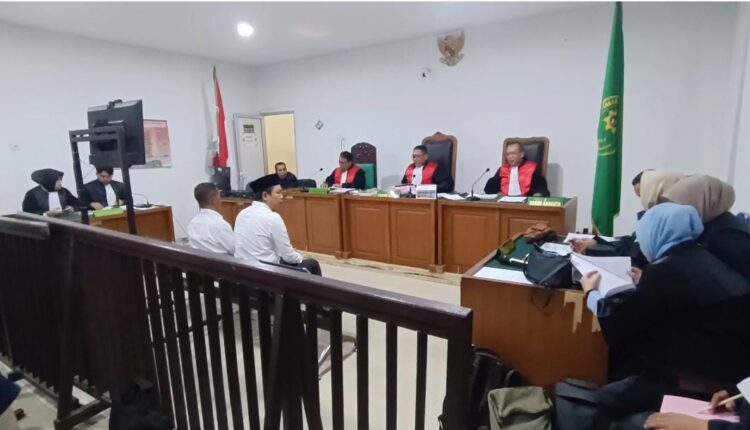 Dua Terdakwa dihadirkan dalam persidangan untuk mendengarkan pembacaan tuntutan dari JPU.