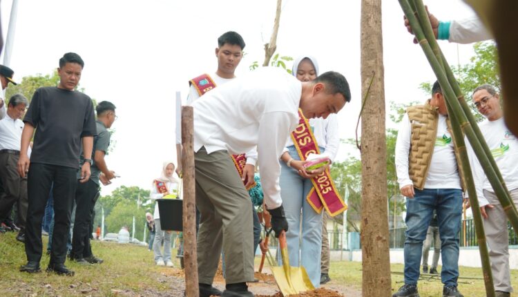 Bupati OKI Muchendi Mahzareki saat menghadiri giat penanaman Pohon Tabebuya.