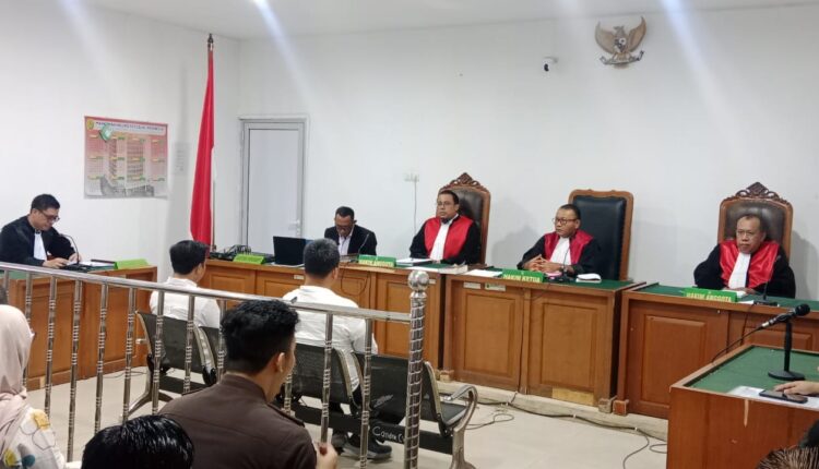 Dua terdakwa dihadirkan di persidangan di Pengadilan Tipikor Palembang, dengan Agenda pembacaan putusan sela.