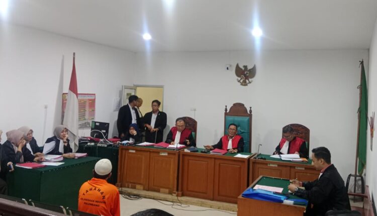 Saat JPU Ursula Dewi, membacakan tuntutan pidana terdakwa Charles dipersidangan yang digelar di PN Palembang, yang dipimpin oleh Majelis Hakim Parmatoni.