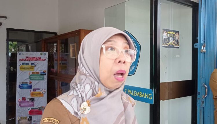 Kepala Program Studi (Kaprodi) Teknik Sepeda Motor (TSM) SMKN 7 Palembang, Maya Handayani saat diwawancarai di sekolah. (Foto: Tia)
