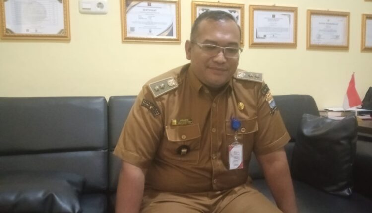 Lurah 11 Ulu, Arianto saat dibincangi di kantornya.