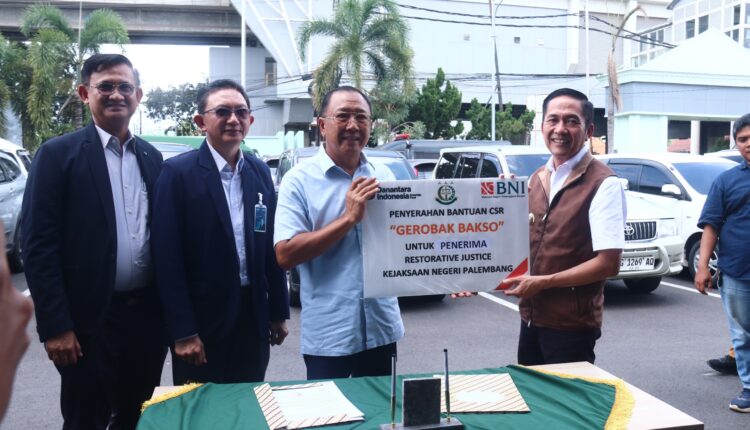 Walikota Palembang apresiasi program pemberdayaan ekonomi bagi Eka Restoratif Justice digagas Kajari Palembang di halaman Parkir Kajari Palembang.
