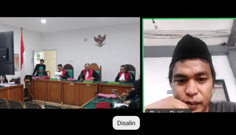 Terdakwa Maulana mengikuti persidangan secara Online dari Rutan Pakjo Palembang untuk mendengarkan tuntutan dari JPU.