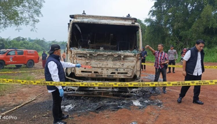 Petugas saat melakukan olah TKP.