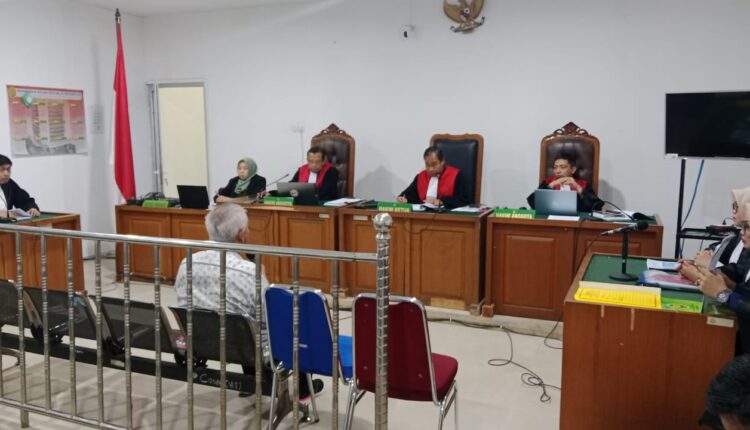 Terdakwa Prasetyo Boeditjahjono menjalani sidang perdana di Pengadilan Tipikor Palembang, untuk mendengarkan pembacaan surat dakwaan dari Jaksa Penuntut Umum (JPU).