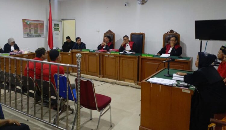 Dua terdakwa lain, Eko dan Basri, menjadi saksi untuk terdakwa Sobirin dan Zulkarnain dalam sidang di PN Palembang.