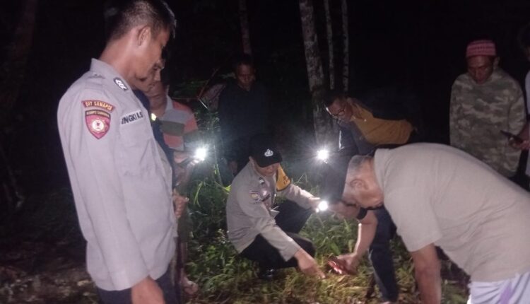 Polisi saat melakukan olah tempat kejadian perkara.