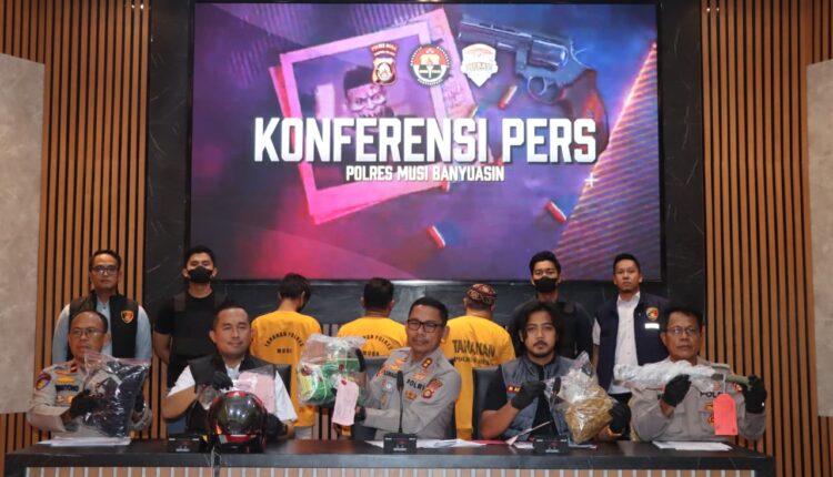 Kapolres Muba didampingi kasat narkoba dan kasat reskrim saat menggelar Konferensi Pers terkait penangkapan sabu 3 kg.
