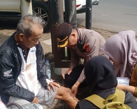 Kapolsek Sukarami Saat menolong lansia kecelakan.