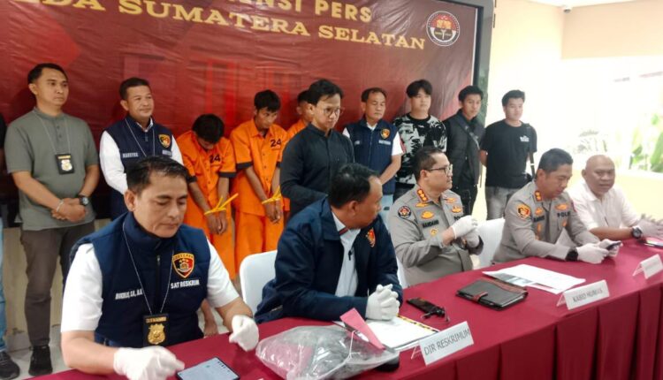 Para tersangka beserta barang bukti saat dihadirkan dalam Press Release di Polda Sumsel.
