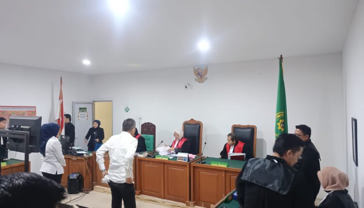 Dua terdakwa kasus dugaan korupsi di PMI Kota Palembang dihadirkan dalam sidang di Pengadilan Negeri (PN) Tipikor Palembang untuk mendengarkan pembacaan putusan sela yang dibacakan oleh Majelis Hakim Masrianti.