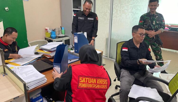 Tim Penyidik Kejati Sumsel saat melakukan penggeledahan di salah satu kantor distributor semen di Kota Palembang.