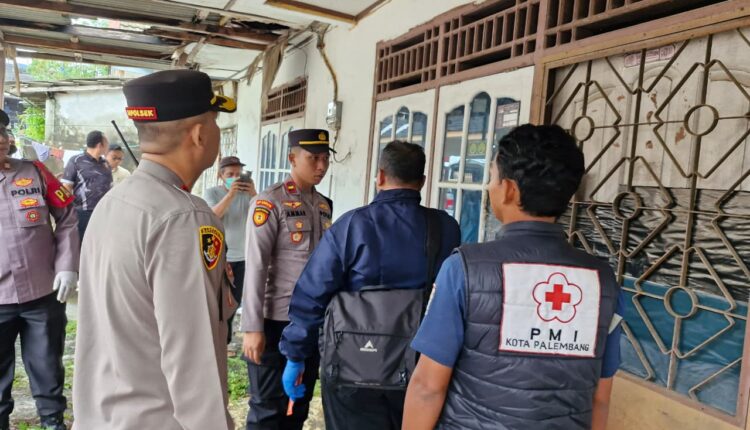 Kapolsek Sukarami Palembang, Kompol Alex mendatangi TKP.