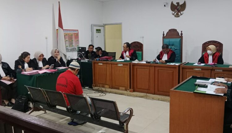 Terdakwa Antoni saat menjalani sidang pembacaan putusan kasus narkotika seberat 11 kilogram di Pengadilan Negeri Palembang.