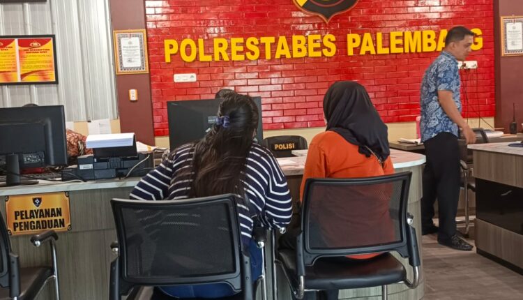 Ibu korban membuat Laporan Polisi.