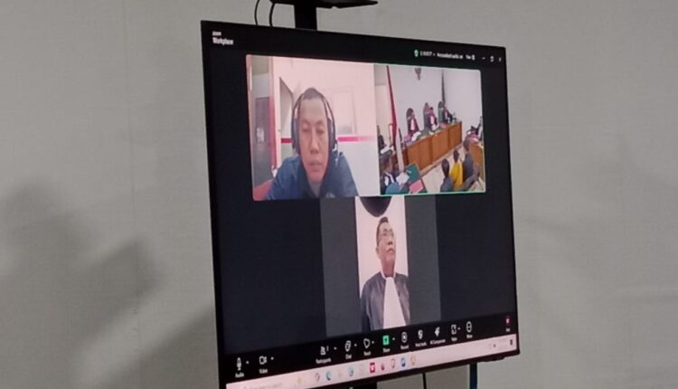 Terdakwa Reno Apriyanto alias Kecot menjalani sidang secara daring dari Rutan Palembang yang digelar di Pengadilan Negeri Palembang.