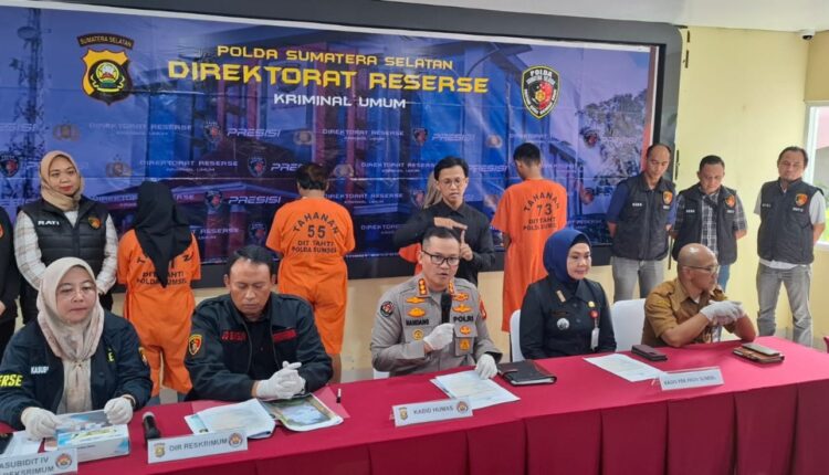 Tersangka beserta barang bukti saat dihadirkan dalam Press Release di Polda Sumsel.
