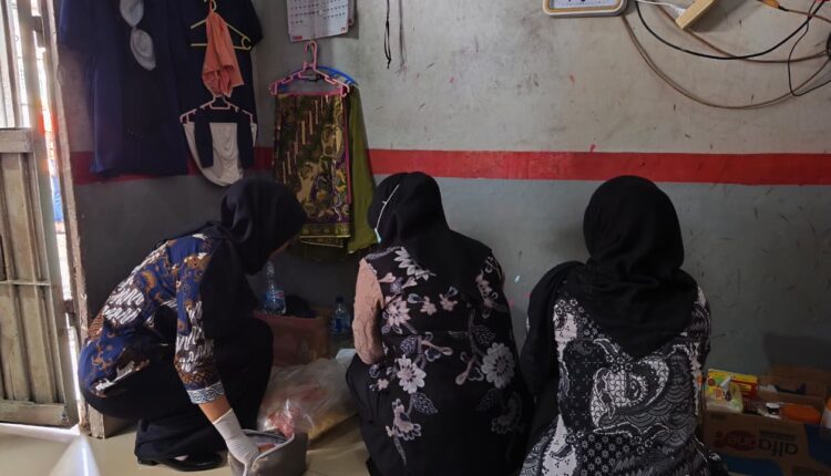 Petugas Lapas IIB sekayu saat menggelar razia rutin wbm.