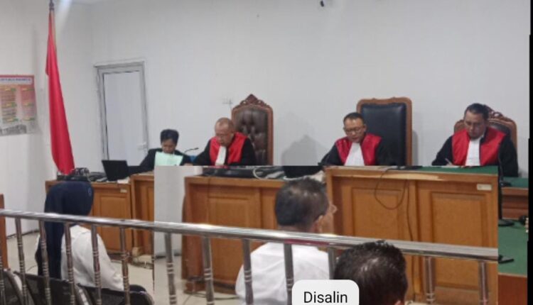 Kedua terdakwa kasus gratifikasi dan pemerasan Suket Layak K3, Harni Rayuni dan Firmansyah Putra, saat menjalani sidang pembacaan putusan di Pengadilan Tipikor Palembang.