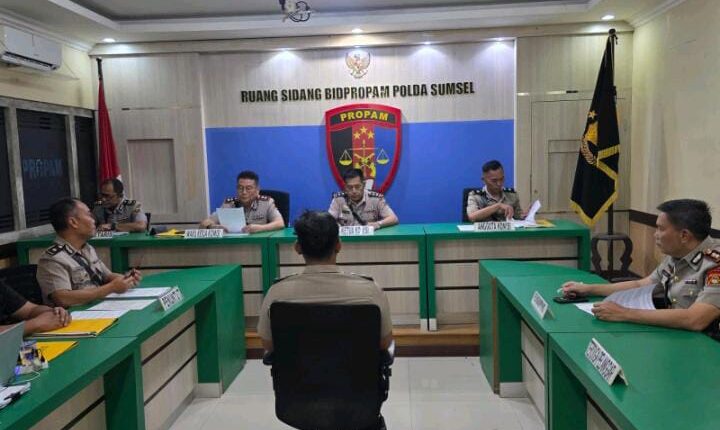 Briptu RA dihadirkan dalam sidang kode etik di Propam Polda Sumsel.