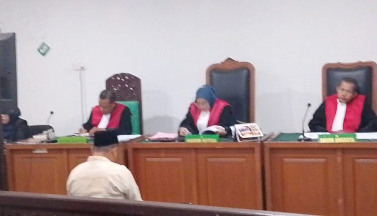 Terdakwa Samsul bin Simin, mantan Kades Lirik, saat mendengarkan pembacaan tuntutan Jaksa Penuntut Umum dalam sidang di Pengadilan Negeri Tipikor Palembang.