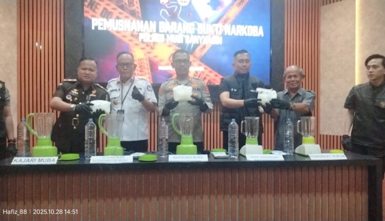 Kapolres Muba bersama pihak BNNK dan Kejaksaan melakukan pemusnahan barang bukti sabu dengan cara di blender.