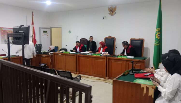 Kuasa hukum PT Cahaya Ujung Pulau Laut, Lani Nopriansyah, bersama Kgs Akhmad Tabrani, saat menghadiri sidang perdana gugatan perdata terhadap Kejari dan KPKNL Palembang di Pengadilan Negeri Palembang.