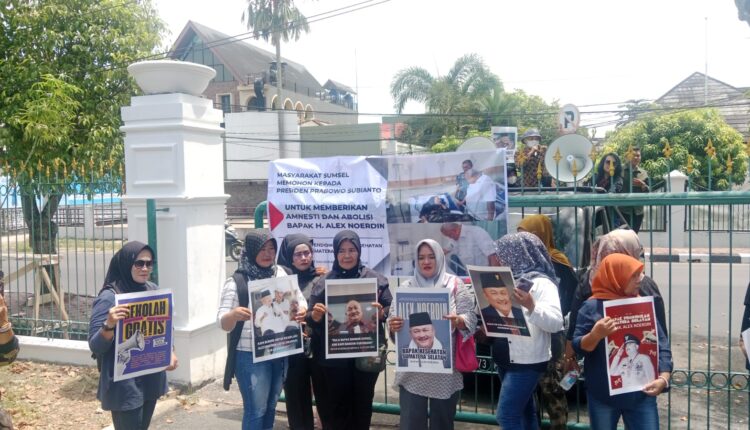 Puluhan emak-emak dan aktivis Sumsel Jakarta menggelar aksi damai di depan Pengadilan Negeri Palembang, sebagai bentuk dukungan moral bagi mantan Gubernur Sumatera Selatan, Alex Noerdin.